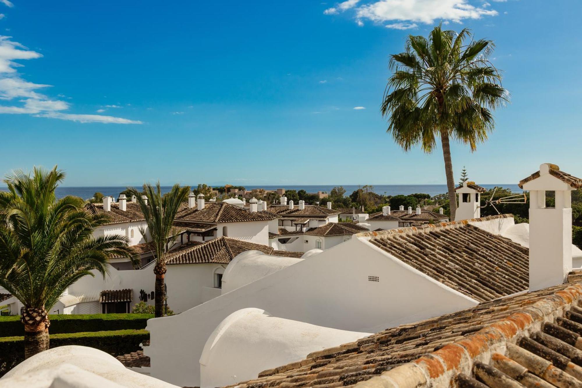 2 Storey Townhouse With Large Terrace Garden, Bbq And Close To The Beach, In Elviria,