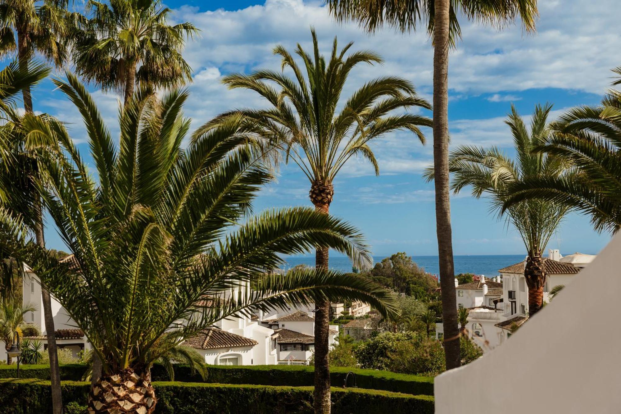 2 Storey Townhouse With Large Terrace Garden, Bbq And Close To The Beach, In Elviria, Apartment *