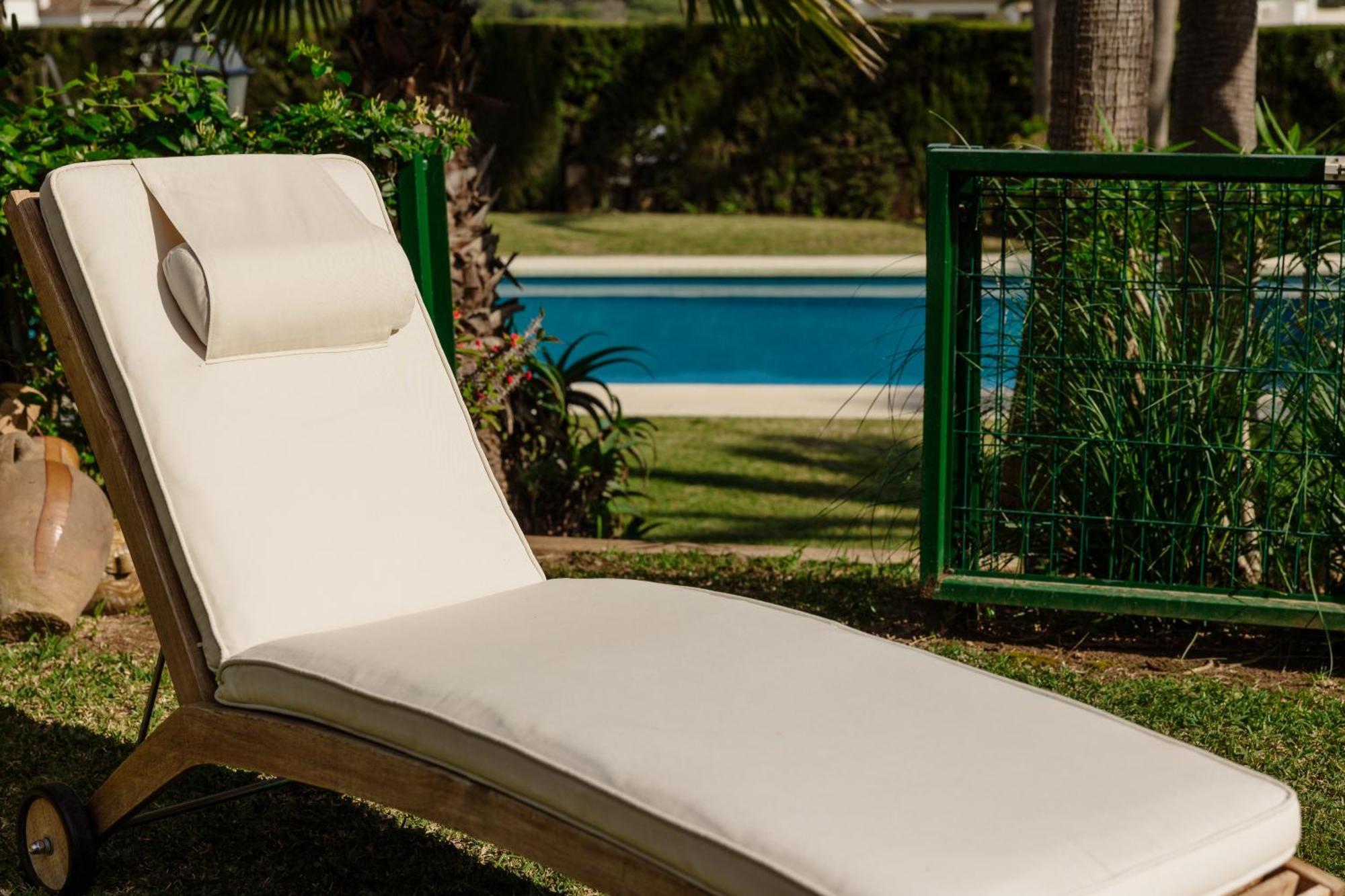 2 Storey Townhouse With Large Terrace Garden, Bbq And Close To The Beach, In Elviria, Apartment Marbella