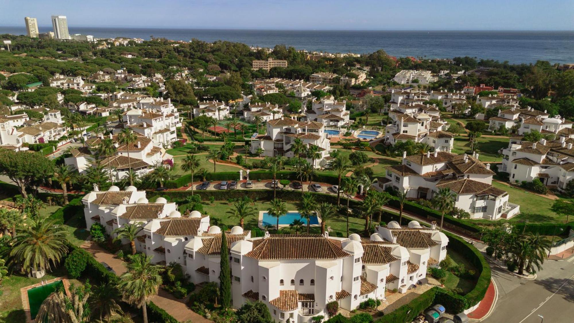 2 Storey Townhouse With Large Terrace Garden, Bbq And Close To The Beach, In Elviria,