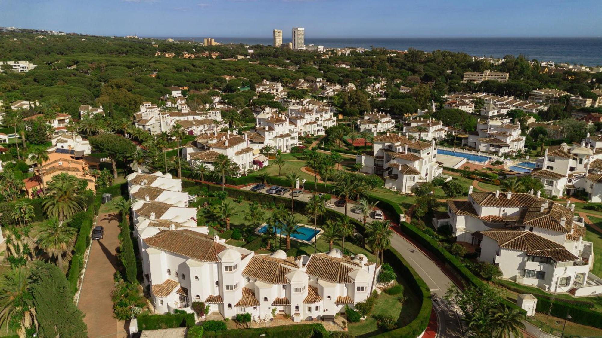 Apartment 2 Storey Townhouse With Large Terrace Garden, Bbq And Close To The Beach, In Elviria, *