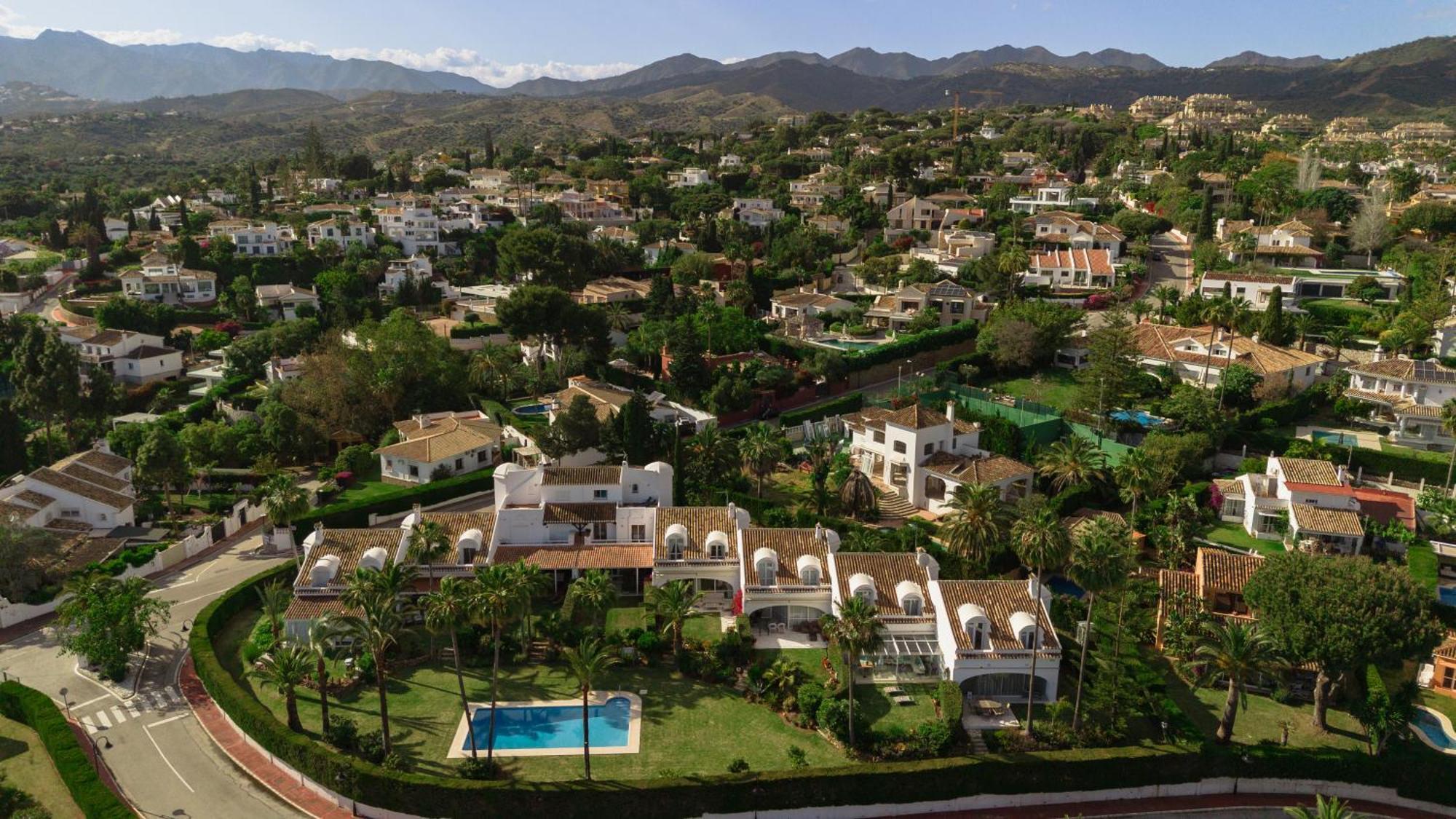 2 Storey Townhouse With Large Terrace Garden, Bbq And Close To The Beach, In Elviria, * Marbella