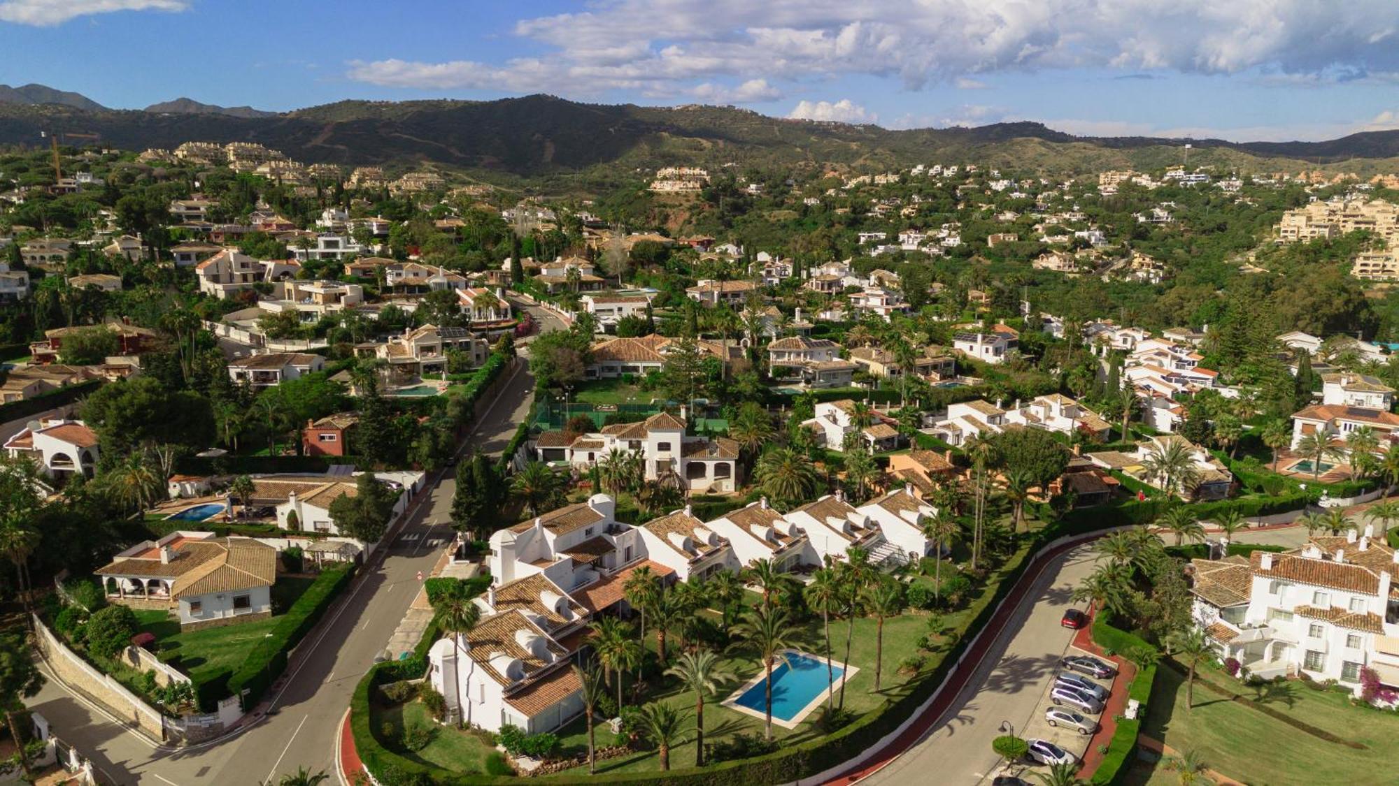 Apartment 2 Storey Townhouse With Large Terrace Garden, Bbq And Close To The Beach, In Elviria, Marbella