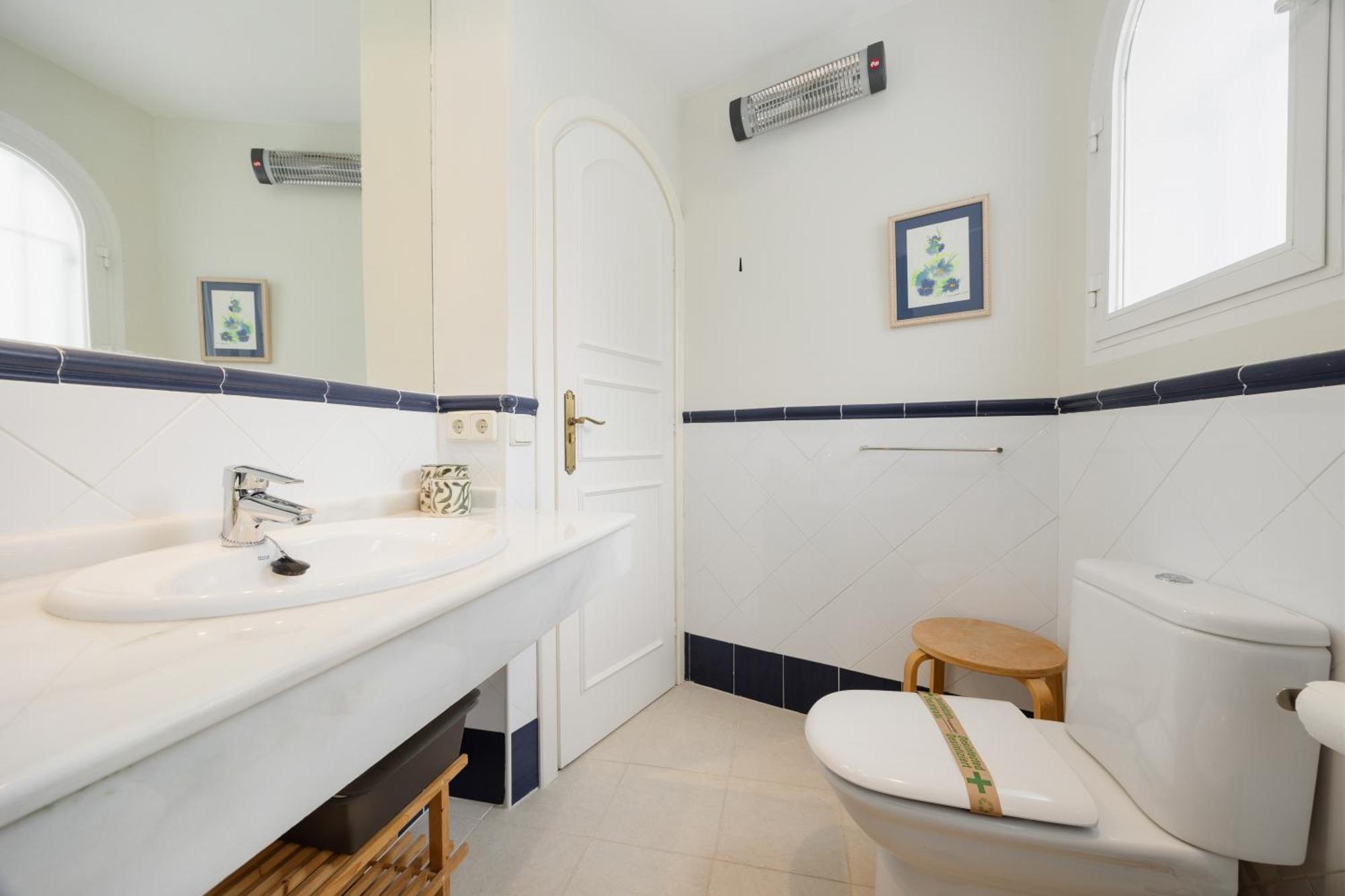 Apartment 2 Storey Townhouse With Large Terrace Garden, Bbq And Close To The Beach, In Elviria,