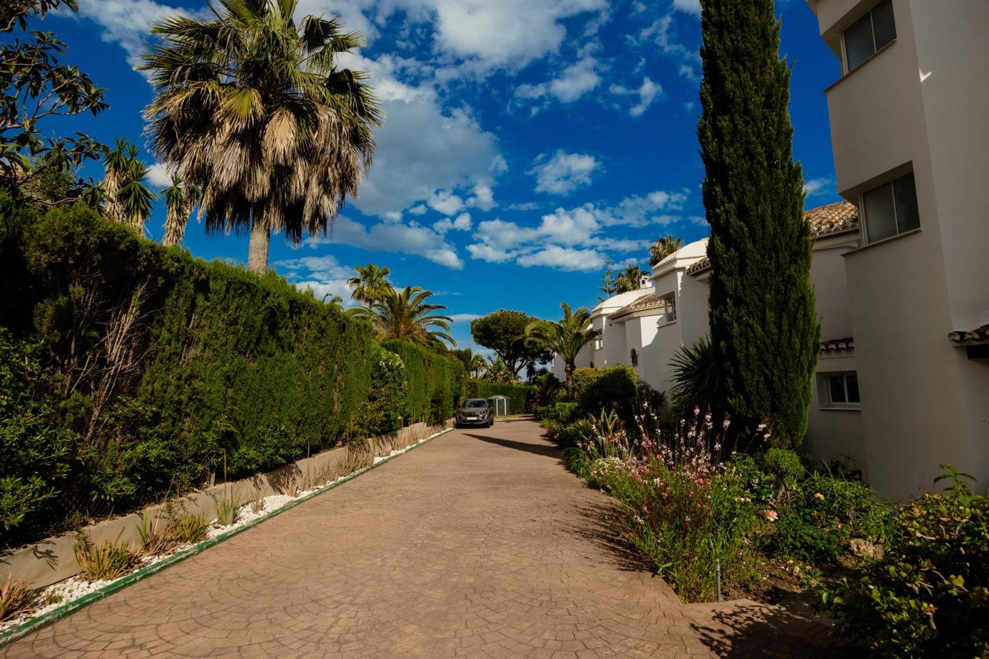 2 Storey Townhouse With Large Terrace Garden, Bbq And Close To The Beach, In Elviria,