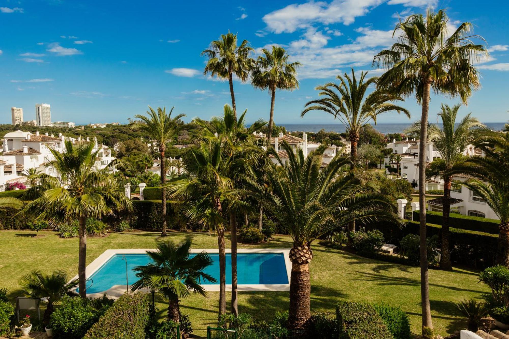 Apartment 2 Storey Townhouse With Large Terrace Garden, Bbq And Close To The Beach, In Elviria,